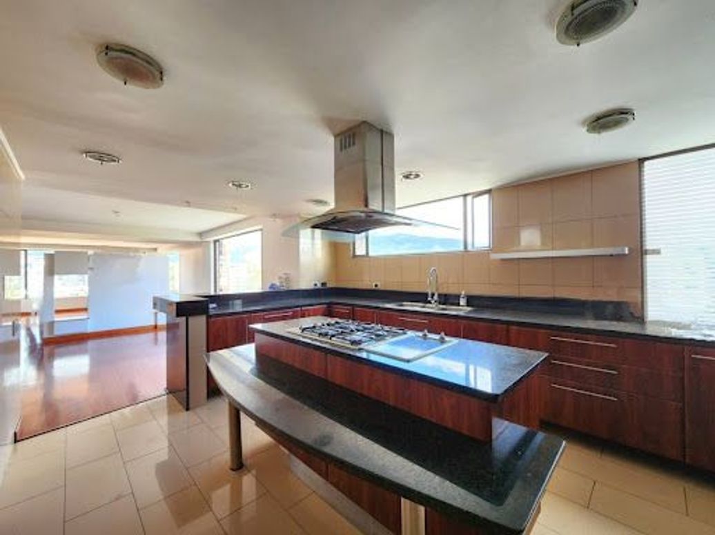 Apartamento de 5 alcobas en venta en Santa Barbara Occidental, Bogotá, 340 m² · foto 4 de 20