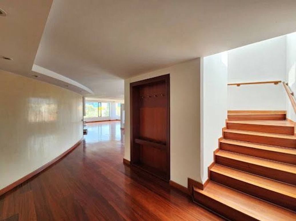 Apartamento de 5 alcobas en venta en Santa Barbara Occidental, Bogotá, 340 m² · foto 8 de 20