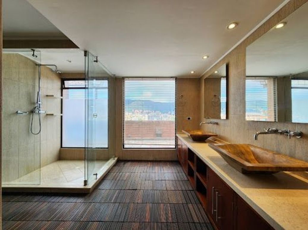 Apartamento de 5 alcobas en venta en Santa Barbara Occidental, Bogotá, 340 m² · foto 14 de 20