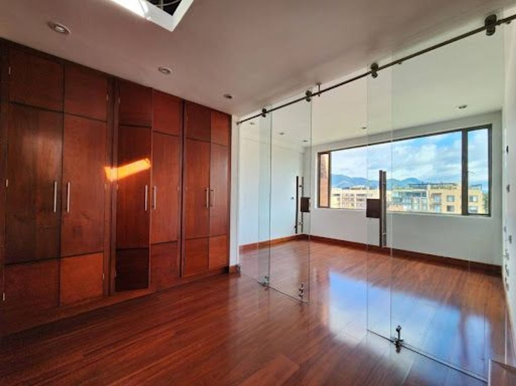 Apartamento de 5 alcobas en venta en Santa Barbara Occidental, Bogotá, 340 m² · foto 17 de 20
