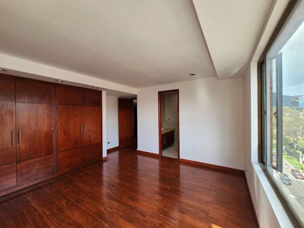 Apartamento de 5 alcobas en venta en Santa Barbara Occidental, Bogotá, 340 m² · foto 15 de 20