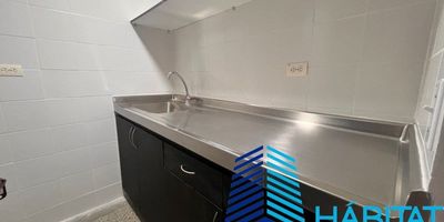 Arrienda local comercial para trafico liviano Tráfico liviano&nbsp;, 6 baños, 3 cocinetas , 8 parqeuaderos,Seguridad 24/7,Baños públicos en cada piso, piso baldosa grande de granito,Área : 560 metros,parqueadero visitantes , cerca a autopista sur , estacionamiento del metro poblado , sector comercial e industrialCanon : 41’100.000 más Iva