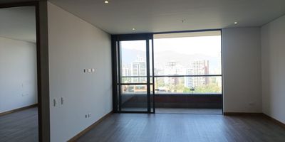 Apartaestudio en arriendo en unidad cerrada ubicada en un sector tranquilo, cerca a supermercados, restaurantes, universidades y colegios, centros comerciales y una gran variedad de servicios complementarios de la zona. Cuenta con piso en madera, puerta de seguridad, sala comedor, 1 alcoba con vestier y baño privado, baño social, cocina integral abierta tipo americano, cuarto útil, zona de ropas, terraza y parqueadero independiente cubierto. Conjunto cerrado con ascensor y zonas sociales completas que incluyen piscina, gimnasio, salón social, turco, sauna, turco, parques infantiles, zonas verdes, vigilancia y portería 24 horas, citofonía y circuito cerrado de tv. Inmuebles sujetos a verificación de disponibilidad