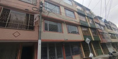 Apartamento en un primer piso ubicado en la Riviera. Cuenta con Sala comedor, cocina integral, patio con zona de ropas,  dos habitaciones, una con closet. Servicio de luz independiente , agua y gas compartido