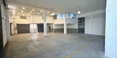 Bodega/Local con 4 baños, mezzanine administrativo, mezzanine de area de ventas; Bodega espacio de doble techo 8m aprox, transformador dedicado al predio 30 Kva energía Trifásica 220V. Seguridad perimetral doble. Bahía de acceso para camión. Parqueaderos lineales.