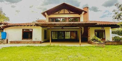 Hermosa casa en arriendo, cuenta con cocina en isla, sala comedor, tres habitaciones cada una con baño privado, un baño social, zona de ropa y mucha iluminación natural. ubicada en una zona muy estratégica, cerca de centros comerciales, restaurantes etc. con mucha zona verde, en zona segura y tranquila vigilancia 247. Código Abad Faciolince CAS2478 Asesora Alejandra Gutiérrez 3174292454 