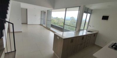 Apartamento dúplex  en arriendo en Rionegro Cuenta con 120m2, 3 habitaciones con closet, 2 baños completos, sala comedor, cocina semi integral, zona de ropas, parqueadero cubierto.