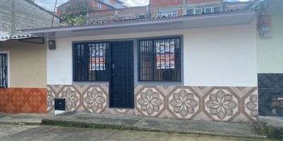 Grupo versa vende casa remodelada en Sevilla (V) con un área de 72m2, 3 alcobas, 1 baño, sala- comedor, cocina semi integral, gas domiciliario, zona de oficios, patio interno..