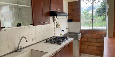 Apartamento para la renta en Robledo , este apartamento cuenta con 3 habitaciones la principal con una medida 2.6 x 2.5 con clóset 

La Segunda con una medí de 2.1 x 1.5 con clóset 

La tercera con una medida de 2.5 x 1.5 con clóset 

1 baño con ducha eléctrica, sala comedor abierta , cocina integral abierta con barra , zona zona de ropas, parqueadero comunitario, cerca a tiendas , supermercado, colegios y universidades.

Con un excelente servicio de transporte público.
