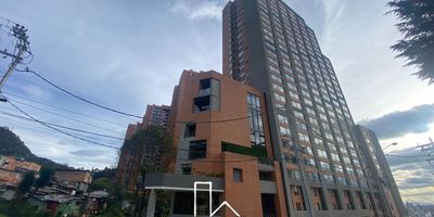 Arriendo aparta-estudio para estrenar, ubicado en el piso 28 de un moderno edificio en Chapinero Alto, con una espectacular vista panorámica de la ciudad. Cuenta con 30 m² bien distribuidos, ideal para estudiantes o profesionales, a pocos minutos de las universidades La Salle y Manuela Beltrán. El edificio ofrece completas zonas sociales diseñadas para el confort y la productividad, que incluyen salas de coworking, gimnasios totalmente dotados, jacuzzi, turco, salas de juegos, y lavandería comunal con precios cómodos. Además, dispone de parqueaderos comunales con disponibilidad suficiente para cubrir la demanda de los residentes. Su ubicación estratégica en una de las zonas más vibrantes de Bogotá garantiza excelente acceso a transporte, servicios, cafés y vida cultural. Cod: 775