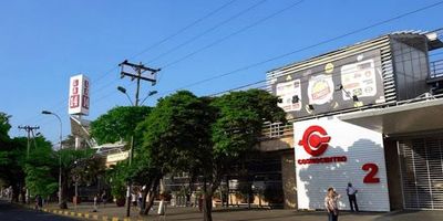 Excelente oportunidad de inversión, dos locales comerciales en venta, disponibles para ser adquiridos en paquete. Estos locales están estratégicamente ubicados dentro del Centro Comercial Cosmocentro. Uno de ellos se encuentra actualmente arrendado a una entidad bancaria, lo que garantiza un flujo de ingresos estable, mientras que el otro está disponible para ocupación inmediata.