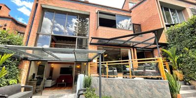 Encantadora Casa Duplex en Unidad Cerrada  Exclusividad, Naturaleza y Tranquilidad
Ubicada en una de las zonas mas exclusivas de la ciudad, esta hermosa casa duplex ofrece un estilo de vida unico en un entorno campestre y lleno de naturaleza. Situada en una unidad cerrada sin zonas comunes, garantiza privacidad y un ambiente sereno, ideal para quienes valoran la tranquilidad y el contacto con lo natural.
La propiedad se encuentra en perfecto estado de conservacion y ha sido disenada con espacios amplios, esteticos y acogedores, donde cada rincon invita al confort. Gracias a su excelente distribucion y grandes ventanales, la casa se llena de luz natural, creando una atmosfera calida, pacifica y armoniosa.
Rodeada de exuberantes jardines y zonas verdes, con 2 terrazas,sin ruidos molestos, esta casa es un refugio perfecto para quienes buscan desconectarse del ajetreo de la ciudad sin alejarse de ella. Un verdadero hogar para disfrutar la vida en calma y en armonia con el entorno.

