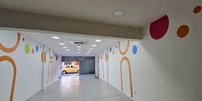 Este local comercial se encuentra ubicado en el corazon de Envigado, en una zona central de alta valorizacion y excelente proyeccion, clasificada por el POT como zona de alta mixtura. Esto lo convierte en una opcion ideal para una gran variedad de usos comerciales o institucionales. Su estrategica ubicacion, a tan solo dos cuadras del parque principal, garantiza una altisima visibilidad gracias al constante flujo de peatones y vehiculos. En sus alrededores encontraras importantes puntos de referencia como el Exito, Comfama, entidades bancarias, comercios consolidados y multiples rutas de transporte publico, lo que facilita el acceso para clientes y empleados. Es el lugar perfecto para establecer tu negocio en un entorno dinamico y altamente competitivo. Acercate a nuestras oficinas y conoce nuestro portafolio de inmuebles; estamos seguros de que tenemos la propiedad ideal para ti. No dejes pasar esta gran oportunidad de inversion!