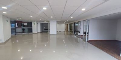 Te presentamos en Arrendamiento oficina de 223 m² desarrollada en un solo piso, en uno de los mejores edificios del centro de Manizales, estarás a un paso de tus clientes y contarás con un espacio ideal para tu organización. Cuenta con un gran salón y 7 oficinas independientes de diferentes tamaños, 4 unidades de baños para damas y caballeros, espacio para rack de comunicaciones, depósito para archivo, pisos en cerámica, hermosa vista a las montañas, ascensor, planta eléctrica y vigilancia 24 horas. Este gran oficina está esperando por ti, ¡agenda tu cita, en el 3206422861 es un gusto atenderte!
