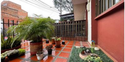 Apartamento Duplex en P.H. En Venta En Santa Monica Medellín, Cuenta Con 4 Alcobas, Hall De Alcobas, 4 Closet, 2 Baños, Sala Comedor, Cocina Integral, Zona De ropas, Terraza y parqueadero. 

 
