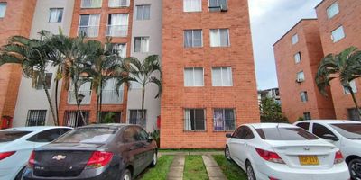 Venta de hermoso apartamento en la Unidad Residencial Aventura en Valle del Lili, excelente ubicación cerca del éxito de valle del Lili, D1, Ara, y toda la zona comercial del sector, es un tercer piso sin ascensor, cuenta con parqueadero propio. El apartamento tiene sala comedor, cocina integral, zona de oficios, baño social, 3 habitaciones y la principal con baño privado. La unidad con salón social con aire acondicionado y vigilancia las 24/7. Se encuentra al día, precio $ 220.000.000 negociables. Valor de la administración: $314.000 y pronto pago de $304.000. Interesados comunicarse al 3168336616 con Lizeth Arcos.