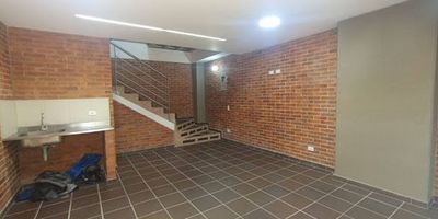 Oficina  en espacio abierto sin divisiones, con una  area de 50 m2, con un baño privado, y cocineta, en edificio con vigilancia permanente, parqueadero de visitantes, auditorio para reuniones y zona de comedor para los funcionarios de las oficinas, locales comerciales en primer nivel, fácil acceso a transporte publico y a vías principales como avenida poblado, calle 30 y avenida las  palmas.