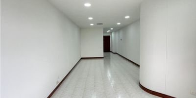 Oficina en uno de los mejores sectores de la ciudad de Medellin, cerca de centros comerciales, facil acceso vehicular a rutas de transporte publico y servicios complementarios. Piso en baldosa, 2 espacios, 1 baño, cableado de red, 1 parqueadero mas un cuarto util, techo cielo raso y aire acondicionado central.

VALOR DE ARRIENDO + IVA
