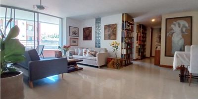 ¡Apartamento de 158 m2!

Hermosos y comodo Apartamento ubicado cerca al primer parque de Laureles.

Cuenta con sala, comedor, cocina integral, zona de ropas, red de gas, alcoba de servicio con baño, balcon, 3 alcobas, 3 baños, 1 vestier, 2 closset, estudio, shur de basura, salon social, piscina, zona infantil, gimnasio, red contra insedios y escaleras de emergencia, loby, porteria y vigilancia 24 horas. 
