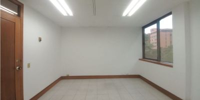 ¡Consultorio de 37 m2! 

Consultorio médico disponible para alquiler o venta. Este espacio es ideal para profesionales de la salud que buscan establecerse en un lugar estratégico, moderno y con todas las comodidades para ofrecer una atención médica de primer nivel.  

Perfecto para:   


 Médicos generales y especialistas.  
 Consultorios de terapia física, psicología, nutrición y más.  
 Emprendedores de la salud que buscan un espacio profesional y bien equipado.


Invierte en un espacio que impulse tu carrera y te permita ofrecer lo mejor a tus pacientes. 

¡Tu consultorio soñado te espera! ? Contáctanos ahora: 3014562676  

$ 3.500.000 PARA ALQUILER CON LA ADMINISTRACIÓN INCLUIDA. 
