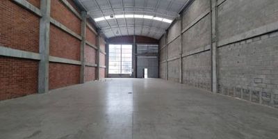 Excelente bodega para arriendo en el municipio de Rionegro, dispone de 686,65m2, altura de 12