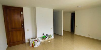 Apartamento en buen estado, amplio, fresco, garaje. el edificio cuenta con ascensor, piscina. buena ubicación, zona residencial, cerca de supermercados.