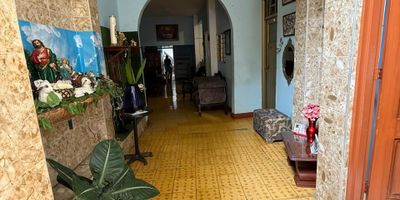 VENTA CASA EN YUMBO CENTRO DE LA CIUDAD BARRIO BELALCAZAR, PARTE ALTA. UN  local con baño. Entrada a la casa independiente. Cuatro habitaciones, dos baños. Sala amplia, comedor, estudio, cocina grande,  patio con zona de asadero y fogón de leña. plancha con Segundo piso con dos apartamentos. propiedad para remodelar acta para bodega,  hotel, hacer apartamentos.  Lote 339.65 metros.  PRECIO VENTA: $1.800.000.000 NEGOCIABLES.