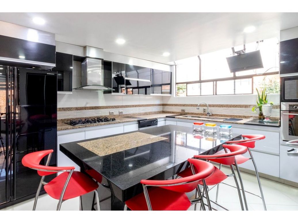Casa de 3 alcobas en venta en Gratamira, Bogotá, 302 m² · foto 9 de 20