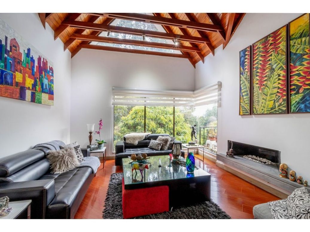Casa de 3 alcobas en venta en Gratamira, Bogotá, 302 m² · foto 2 de 20