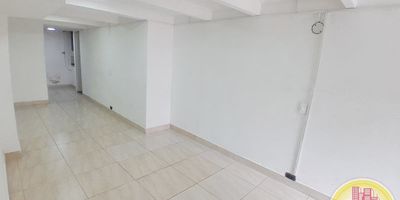 Código: 7386. 1° Piso en edificación de 2 pisos. Acceso al inmueble: Directo a la vía y peatonal. Cubierta. Servicios públicos compartidos e incluidos en el canon. Sin IVA, propietario no responsable de recaudar IVA para el 2025. CONTRATO 1 AÑO O 6 MESES