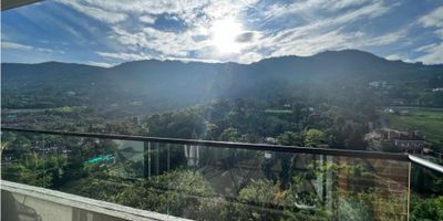 Apartamento en unidad cerrada, sector loma del escobero (Envigado - Antioquia) con acabados modernos, parqueadero privado y cuarto util, ademas de una vista hermosa hacia la montaña. 

Cuenta con cercania a centros comerciales como (cc. city plaza, guadalcanal, cc viva envigado), malls , hospital Manuel Uribe Ángel, Parque Envigado, Bancos. Y varias vías de acceso ( Las brujas, escobero, intermedia envigado, 2 vías a palmas)

La unidad brinda zonas comunes como:
Porterias 24 horas (2 entradas)
Parqueaderos visitantes y privados
Piscina terraza, Piscina cabinada
Terraza de Jacuzzis
Zona de juegos Bebes, Zona de juegos Niños parque, Zona de juegos mascotas
Gimnasio
 
