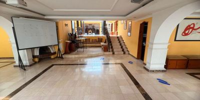 ¡Vendo casa en La Camelia, sector Palermo, Manizales!
Tiene un lote de 343.68 con área construida de 550m² distribuidos en 3 niveles con amplios espacios. Consta de 4 habitaciones (la principal con baño y vestier),5 baños, sala, comedor, zona de ropas, parqueadero para 2 vehiculos. Adicional a esto, tiene un apartamento con 2 habitaciones, sala comedor, cocina y patio; éste puede ser rentado.

Está ubicada en un excelente sector de la ciudad, cercano al Batallón, centro comercial, vía principal y distintos comercios de la zona.
¡Contáctanos y agenda tu cita 3122092858!
