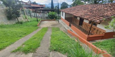 inmueble con amplios espacios e iluminación, alcoba principal con baño y closet. fáciles vías de acceso.