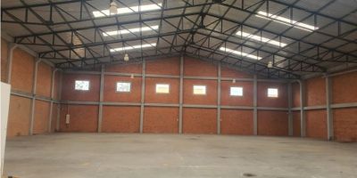 ? Bodega en Arriendo – Funza | 1.237 m² construidos

¡Oportunidad de arriendo en zona industrial estratégica!
Bodega industrial ubicada sobre avenida principal en Funza, con excelente visibilidad, acceso vehicular y condiciones óptimas para operaciones logísticas o productivas.

? Especificaciones del inmueble:


 
 Área construida total: 1.237 m²
 
 
 Área libre de almacenamiento: 1.200 m²
 
 
 Área de oficinas: 37 m²
 
 
 Altura libre: 10 metros (ideal para almacenamiento en altura o maquinaria de gran volumen)
 
 
 Capacidad eléctrica instalada: 25 kVA
 
 
 Actividad económica permitida: Industrial
 
 
 Ingreso para tractomulas y puerta camión
 


Una bodega funcional, moderna y con excelente localización, ideal para empresas del sector logístico, manufacturero o distribución que requieran operar eficientemente en el occidente de la capital.

? ¿Interesado? Agenda tu visita hoy mismo.
