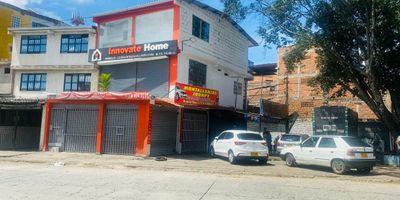 SE VENDE ESPECTACULAR CASA PARA INVERSION REMODELADA, EN IMPORTANTE AUTOPISTA PRINCIPAL DE LA CIUDAD DE CALI, QUE CONSTA DE: 5 INMUEBLES EN TOTAL, RENTA $5.000.000 MENSUALES, DISTRIBUIDOS ASI: PRIMER NIVEL: 2 LOCALES COMERCIALES, SEGUNDO NIVEL: UN LOCAL , UN APARTAESTUDIO DE UN SOLO AMBIENTE CON HABITACION, COCINA SEMIINTEGRAL Y BAÑO Y EN EL TERCER NIVEL: UN APTO QUE CONSTA DE SALACOMEDOR, COCINA SEMIINTEGRAL, 2 HABITACIONES, UN BAÑO Y ZONA OFICIOS. LA CASA ESTA UBICADA EN UNA ZONA MIXTA PARA USO RESIDENCIAL Y COMERCIAL, CERCA A CENTRO MEDICO, COLEGIOS, SUPERMERCADO, VIAS PRINCIPALES Y FACIL ACCESO A TRANSPORTE PUBLICO.