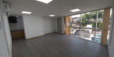EL VALOR DEL CANON INCLUYE ADMINISTRACIÓN.

OFRECEMOS ESTA OFICINA EN ALQUILER UBICADA EN EL EXCLUSIVO SECTOR DE LOS ALPES EN LA CIUDAD DE PEREIRA, EN UN CUARTO PISO, CON AIRE ACONDICIONADO, COCINETA, BAÑO Y PARQUEADERO.
