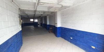 Bodega para arriendo, ubicada en un excelente sector del municipio Itagui, ideal para empresas que buscan funcionalidad y ubicación estratégica. Situada en un segundo piso, esta propiedad cuenta con un área total de 110 metros cuadrados, distribuidos inteligentemente para ofrecer comodidad y eficiencia. Dispone de baños, un espacio adaptado para oficina y pisos en concreto, perfectos para resistir el ritmo del trabajo diario. ¡No dejes pasar esta oportunidad de invertir. Para más información, comunícate con nuestra línea de atención al cliente.