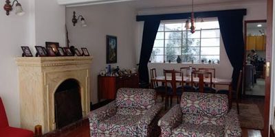 Casa con buena ubicación en zona de restaurantes y hoteles acreditados ,se puede vender o arrendar para uso comercial preferiblemente.