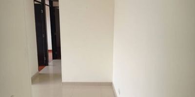 Moderno y acogedor apartamento con buena ubicación de 42 mt2 consta de tres alcobas y un baño, sexto piso sin ascensor con buena iluminación  