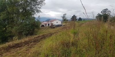 Casa lote con buenos espacios e iluminación ,tiene a su alrededor hermoso paisajes ,finca queda en la vereda Puente de Piedra municipio de Ventaquemada Boyaca y cuenta con tres acueductos veredales, tiene gas domicilio, una casa grande en perfecto estado una vía carreteable, en la parte baja pasa un riachuelo, apta para la siembra de papa, zanahoria, remolacha, maíz, cuenta con tres reservorios para riego.gran oportunidad agende su cita