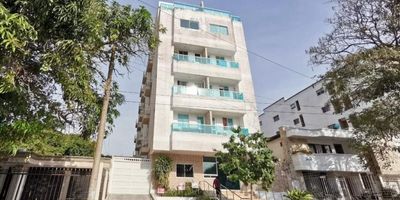 Excelente apartamento, amplio, fresco, cocina tipo americana, zona de labores, parqueadero, balcón. buena ubicación, sector residencial.