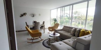 ¡Conectar con la naturaleza sin renunciar al confort! Espectacular apartamento para estrenar en arriendo, cerca al centro comercial verde alfaguara Jamundí,  ubicado en la parcelación océano verde a quince minutos de Cali, Rodeado de naturaleza, ríos y un espectacular clima. Con 122 m consta de moderna sala comedorse extiende hacia un amplio balcón con vistas verdes, cocina integral abierta, baño social, tres habitaciones de las cuales la principal tiene vestier, baño privado y aire acondicionado, las dos habitaciones auxiliares tienen aire acondicionado y clóset, baño de alcobas y zona de oficios. Además cuenta con dos garajes privados y la opción de adquirirlo amoblado o sin amoblar. La parcelación te ofrece vigilancia, zonas verdes y un espectacular lago natural.