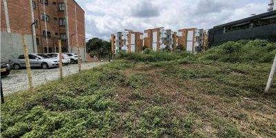 Se vende espectacular lote/terreno ubicado en una de las zonas más privilegiadas de Armenia, Quindio. Con una superficie total de 816 metros cuadrados, este terreno ofrece una gran oportunidad para construir la propiedad de tus sueños.El lote tiene 20 metros de frente sobre la calle 2 norte y 41 metros de fondo. La topografía es plana en un 60%. No tiene ningún tipo de servidumbres de aguas o áreas de reserva.Su uso de suelo permite construcción en Altura, entre otros conceptos favorables.

El acceso a este terreno es pavimentado, lo que facilita su entrada y salida. Además, su excelente ubicación te permite estar cerca de centros médicos, centros comerciales, y diversos establecimientos que te brindarán comodidad en tu día a día. También cuenta con una cercanía a la zona urbana, lo que te permite disfrutar de las ventajas de vivir en un lugar tranquilo, pero con todas las comodidades de una ciudad.

Por último, la cercanía a vías principales, el transporte público y el parqueadero de visitantes, hacen que la ubicación de este terreno sea ideal para cualquier tipo de negocio. Además, tanto su ubicación exterior como interior lo convierten en una excelente opción para construir un local comercial o una propiedad residencial. O si lo prefieres, puedes aprovechar su cercanía a zonas deportivas y disfrutar de actividades como fútbol, tenis o natación en tu propio hogar.

En conclusión, este lote/terreno en venta es una excelente oportunidad para invertir en una propiedad con una ubicación privilegiada, grandes medidas y una gran variedad de comodidades y opciones de construcción. ¡No pierdas la oportunidad de adquirir este lote y construir la propiedad de tus sueños en una de las mejores zonas de Armenia!