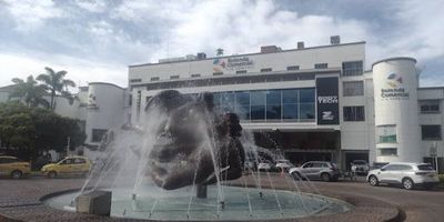 Excelente oportunidad para traer tú marca al Centro Comercial Rotonda de las Américas, los locales 127 y 132 están unificados en un solo inmueble ubicado en el primer piso tiene una vitrina comercial importante qué dará visibilidad y será un punto de referencia.