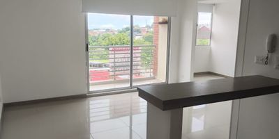 APARTAMENTO UBICADO EN EL PISO 6. CONSTA DE SALA COMEDOR CON BALCON, ESTUDIO, COCINA INTEGRAL, ZONA DE LAVANDERÍA, 2 HABITACIONES, LA PRINCIPAL CON CLOSET Y BAÑO PRIVADO, 1 HABITACION AUXILIAR CON CLOSET, 1 BAÑO SOCIAL, PARQUEADERO CUBIERTO

SE ENTREGA CON BLACKOUT TODO EL APARTAMENTO
