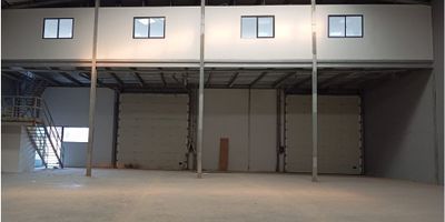 Espectacular bodega con área total 724,83 m2 en venta, área primer piso 600 m2, área mezzanine 124,83 m2, pisos industriales extraplanos, en concreto de 4000 PSI, 15 cm de espesor, resistencia de 6 ton/m2 adicionados con endurecedores de cuarzo, lo que les permite obtener acabados extra pulidos y de alta resistencia al tráfico.

Realizada en estructura metálica en acero galvanizado en caliente, evitando así los problemas generados por la corrosión ambiental existente en las zonas costeras, dando una garantía sin mantenimiento de 35 años.

Cubierta termo-acústica compuesta por 2 láminas galvanizadas con pintura reflectiva exterior e interior, y un alma de 30 mm de poliuretano para garantizar un excelente aislamiento termo-acústico.

Paredes en placas prefabricadas de concreto reforzado de 4000 PSI, hechas de malla electrosoldada, varillas de media y concreto, 2.5 mts de alto y 12 cm de espesor macizo para mayor rigidez, estabilidad y seguridad. Resisten 120 minutos de fuego, cumpliendo así la normativa europea.

Aireadores en la cubierta para una mejor temperatura interior.

Puertas de acceso seccionales automatizadas entregadas con 2 controles.

Parte eléctrica, 110, 220 trifásica entrada a bodega 50 KVA.

Vidrios de seguridad laminados de 5 + 5 mm.

Techo UPBC

Red Contra Incendios (RCI):


 Certificación: Cumple con la normativa de Bomberos.
 Sistema de incendio en áreas comunes:
 
  Tanque subterráneo que alimenta los hidrantes distribuidos en el parque.
  Se instalarán gabinetes sobrepuestos sin conexión, solo con extintores.
 
 
 Bodegas: Cada una maneja su propio diseño de sistema contra incendios según lo que considere adecuado, ya que solo aplica a las áreas comunes.


Este sistema está diseñado para garantizar la seguridad contra incendios en las áreas comunes del parque, con hidrantes y extintores bien ubicados.
