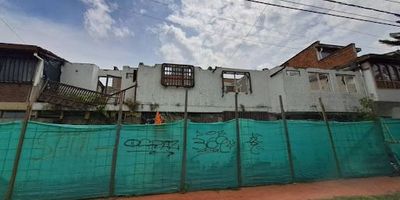 Este lote de 202 m², con un frente de 17.12 metros y un fondo de 11.83 metros, se encuentra en una excelente ubicación en Laureles, una de las zonas más cotizadas de Medellín. Su ubicación estratégica lo convierte en el lugar ideal para desarrollar un proyecto inmobiliario enfocado en rentas cortas o alquiler tradicional. Laureles es reconocido por su vibrante vida urbana, cercanía a restaurantes, parques, zonas comerciales y una excelente conectividad, lo que garantiza alta demanda de arrendamientos. Este terreno ofrece gran potencial de plusvalía y rentabilidad a corto y largo plazo, siendo una opción atractiva para inversionistas. Su generoso tamaño permite diversas alternativas de diseño y construcción, adaptándose a las necesidades del mercado. Aprovecha esta oportunidad única para crear un proyecto rentable en una de las mejores zonas de la ciudad