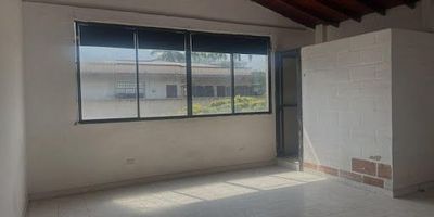 Local comercial o Bodega para la venta ,   alternativa de inversión, con buena ubicación dentro del sector,  cerca a la facultad de Medicina u de A. se vende todo el edificio si así lo requiere,   son  5 Bodegas   201, 301, 302, 401, 402 . Puerta de ingreso con reja de seguridad,  No se  paga  Administración, no cuenta con  parqueadero. ingreso por escaleras, no tiene ascensor. Puede ser local o bodega de acuerdo a la necesidad. Locales o bodegas  para remodelar según la necesidad.  