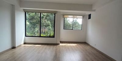 Apartamento para estrenar con excelentes acabados, una excelente ubicación, rodeado de zona verde y excelentes vías de acceso, 52 metros construidos distribuidos en dos habitaciones, la principal con baño y Vestier, la auxiliar con closet que comparte el baño social completo, cocina abierta, salón comedor, parqueadero sencillo y cuarto util. Unidad completa: piscina climatizada, juegos infantiles, gimnasio, salón social. coworking.