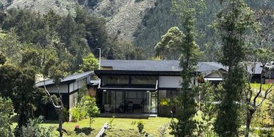 Espectacular casa en venta de un solo nivel ubicada en el municipio de El Retiro - Antioquia, encuentras 230 M2 de construcción con amplios espacios pensados para toda la familia, en un lote de 1.800 M2. 3 habitaciones cada una con baño y vestier, baño social, cocina moderna con barra y despensa, salón, comedor, deck, jardín interior, zona de ropas, biblioteca. Esta casa esta ubicada en una de las parcelaciones mas apetecidas y completas del Retiro, con portería y vigilancia 24/7 , zonas húmedas y gimnasio, pesebreras, restauraste, mini mercado, zona de camping, zona de fogatas y mas